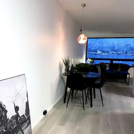Fresh Topfloor-apartment With A Stunning Ocean View!